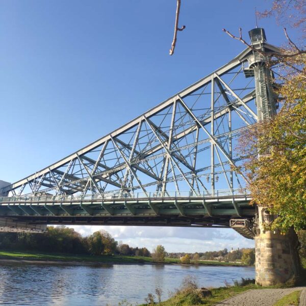 Das Bild zeigt einen Ermittlungspunkt auf dem Krimi-Trail in Dresden Blasewitz. Es zeigt das blaue Wunder.