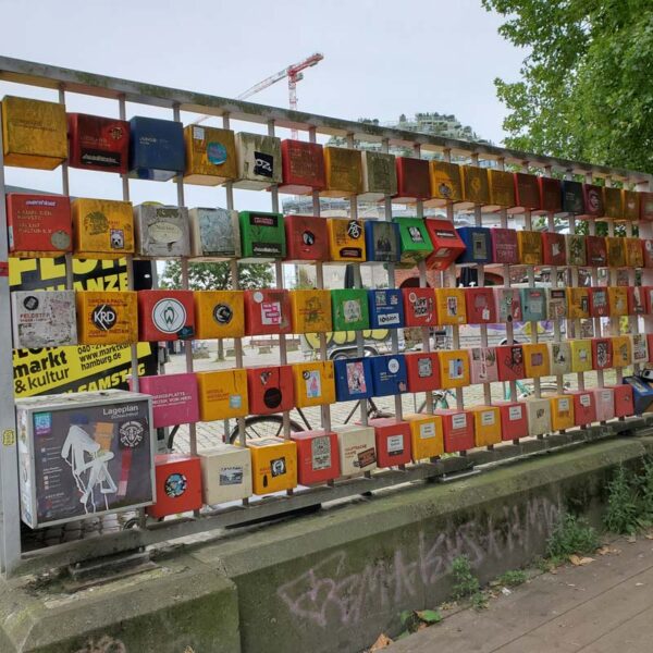 Das Bild zeigt einen Ermittlungspunkt auf dem Krimi-Trail im Hamburger Karoviertel