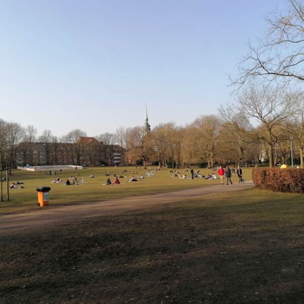 Das Bild zeigt einen Ermittlungspunkt auf dem Krimi-Trail in Kiel.