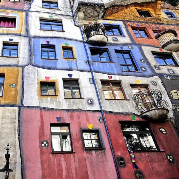 Das Bild zeigt einen Ermittlungspunkt auf dem Krimi-Trail in Wien Landstrasse. Es zeigt das Hundertwasserhaus.