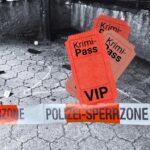 Das Bild zeigt das Titelbild des Krimi-Pass. Zu sehen ist eine Krimi-Szene und Tickets für den Krimi-Trail